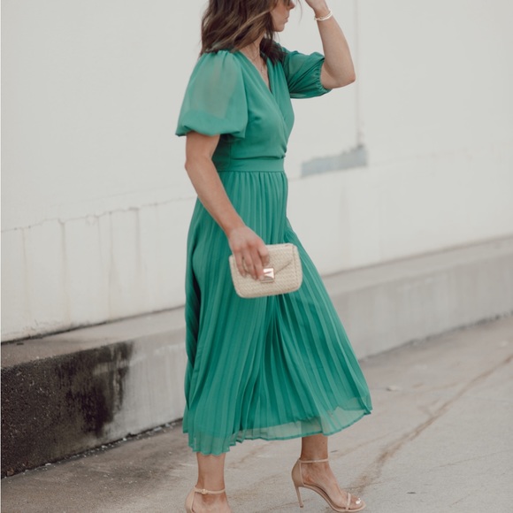 NWT Amazon green dress. Pleated skirt, puff sleeve - Picture 2 of 2